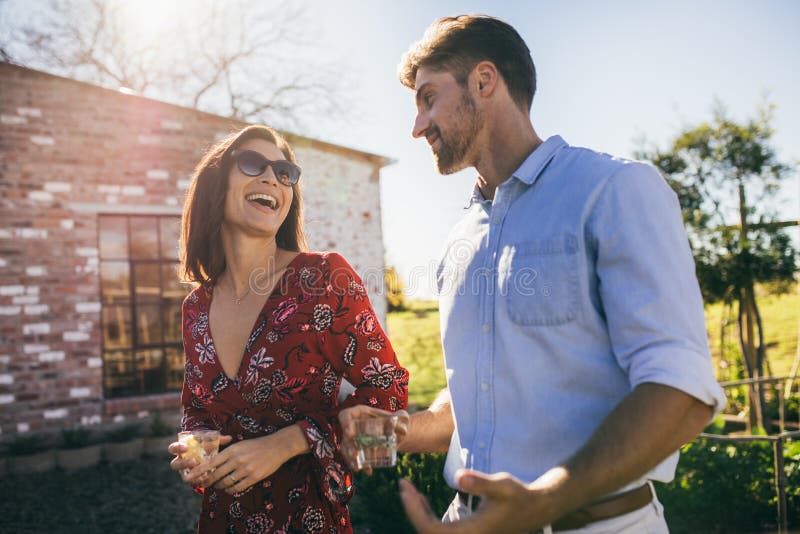 Multi-etnisch millennial paar die van een partij in openlucht genieten stock fotografie Multi-etnisch millennial paar die van een partij in openlucht genieten stock fotografie