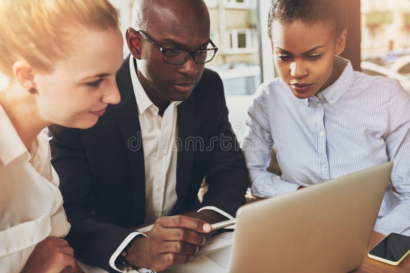 Multi executivos étnicos que trabalham no escritório imagem de stock Multi executivos étnicos que trabalham no escritório imagem de stock