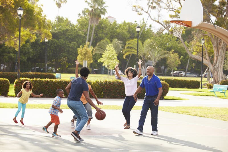 Multi família da geração que joga o basquetebol junto foto de stock Multi família da geração que joga o basquetebol junto foto de stock