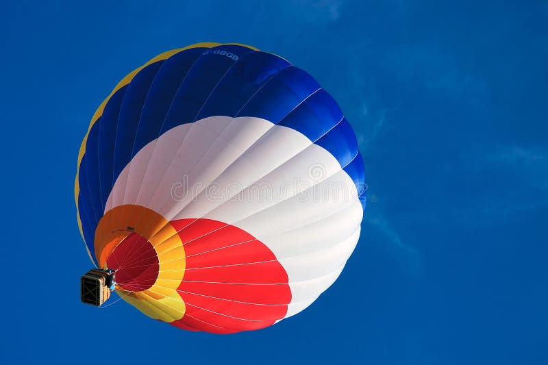 Multi farbiger Heißluftballon auf einem blauen Himmel 1 stockbilder Multi farbiger Heißluftballon auf einem blauen Himmel 1 stockbilder