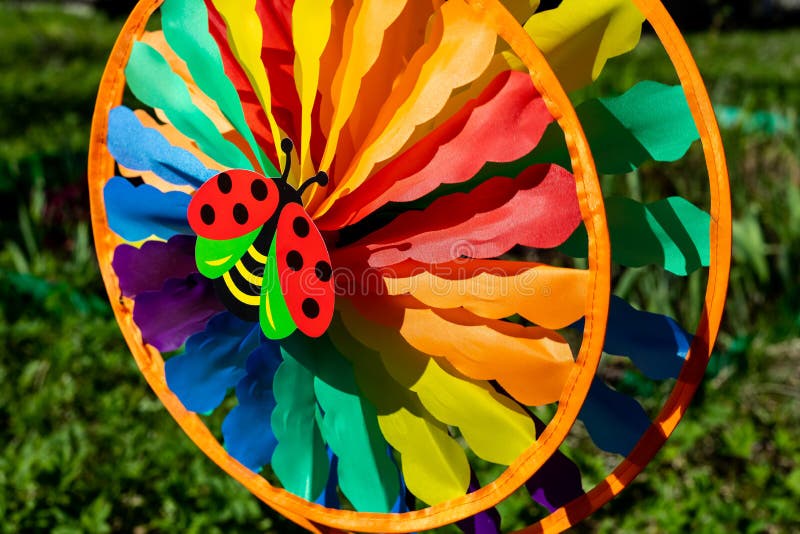 Multi gefärbt ringsum Feuerrad in der Bewegung, im sonnigen Garten Großes rundes Regenbogenfeuerrad in der Bewegung stockfoto Multi gefärbt ringsum Feuerrad in der Bewegung, im sonnigen Garten Großes rundes Regenbogenfeuerrad in der Bewegung stockfoto