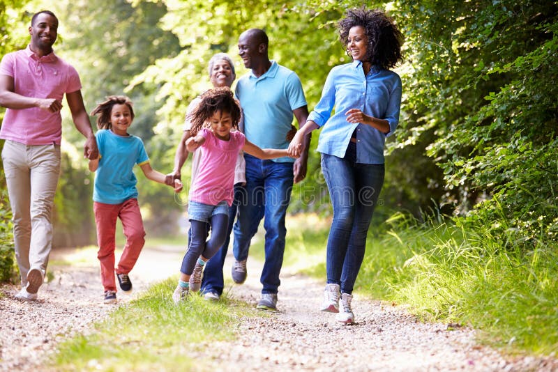 Más generaciones Americano familia sobre el países caminando divirtiéndose por quién posesión manos.