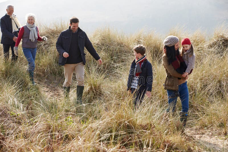 Multi Generations-Familie in den Sanddünen auf Winter-Strand