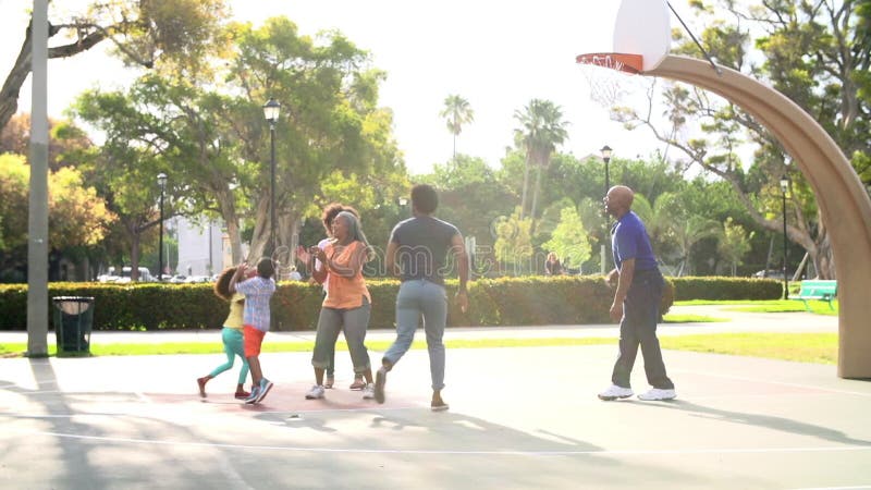 Multi Generations-Familie, die Basketball in der Zeitlupe spielt