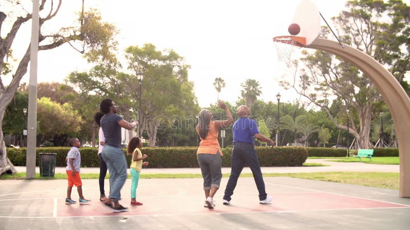 Multi Generations-Familie, die Basketball in der Zeitlupe spielt