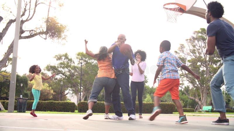 Multi Generations-Familie, die Basketball in der Zeitlupe spielt