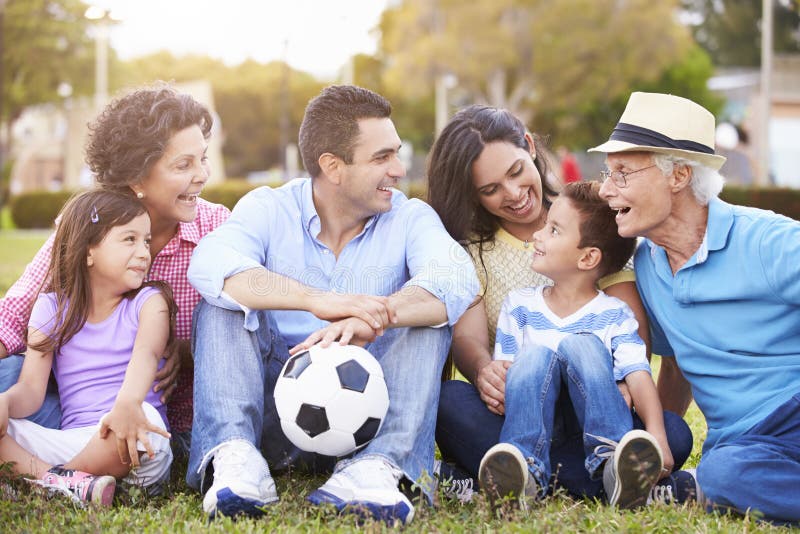 Multi Generations-Familie, die zusammen Fußball spielt stockfotos Multi Generations-Familie, die zusammen Fußball spielt stockfotos