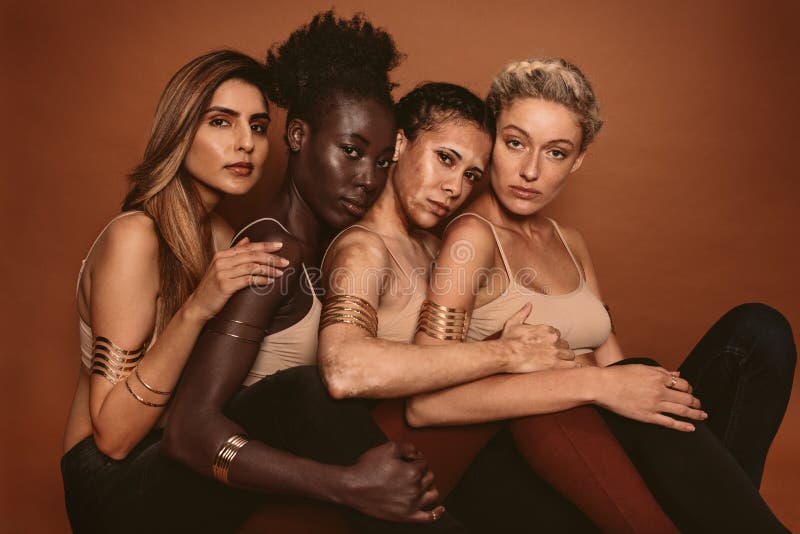 Multi mulheres étnicas com tons de pele diferentes