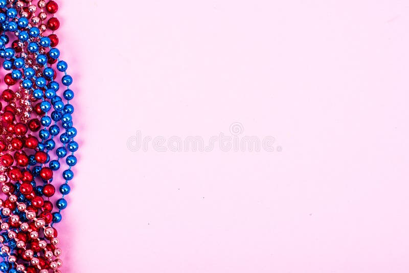 Multi perle di Mardi Gras di colore su fondo luminoso fotografia stock Multi perle di Mardi Gras di colore su fondo luminoso fotografia stock