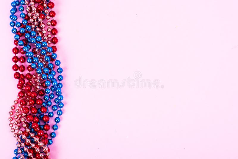 Multi perle di Mardi Gras di colore su fondo luminoso fotografie stock libere da diritti Multi perle di Mardi Gras di colore su fondo luminoso fotografie stock libere da diritti