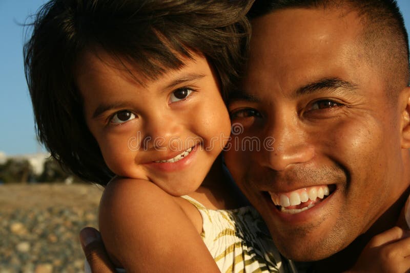 Multi-racial Vater u. Tochter lizenzfreie stockbilder Multi-racial Vater u. Tochter lizenzfreie stockbilder