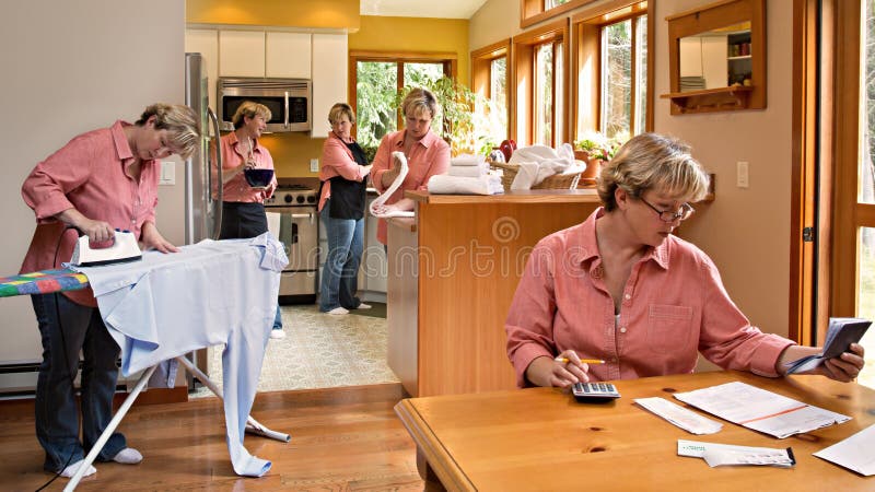 Stredného veku priemerná žena vykonanie každodenné domáce práce a úloh súčasne, ako keby klonovanie.