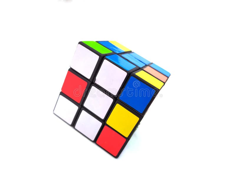 Multi куб rubiks цвета для игры в изоляции на белом фоне. Это изображение multi куба rubiks цвета для изолированного на белом фоне