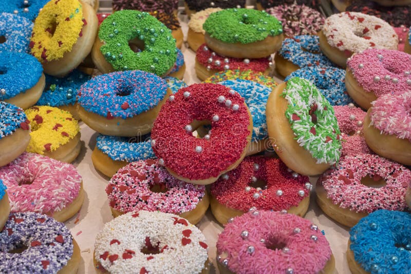 Multi покрасил свежие donuts стоковые фото Multi покрасил свежие donuts стоковые фото