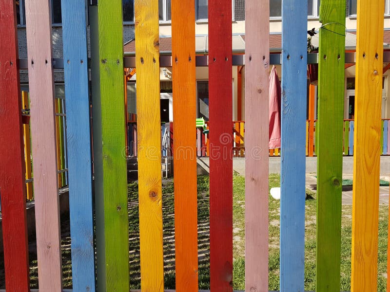 Multicolor деревянная покрашенная радуга загородки