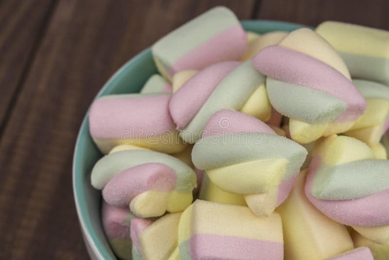 Multicolor спиральный шар зефиров на деревянном столе, предпосылке конца-вверх Сладкий воздушный десерт, спиральная форма, пинк ц стоковые изображения Multicolor спиральный шар зефиров на деревянном столе, предпосылке конца-вверх Сладкий воздушный десерт, спиральная форма, пинк ц стоковые изображения