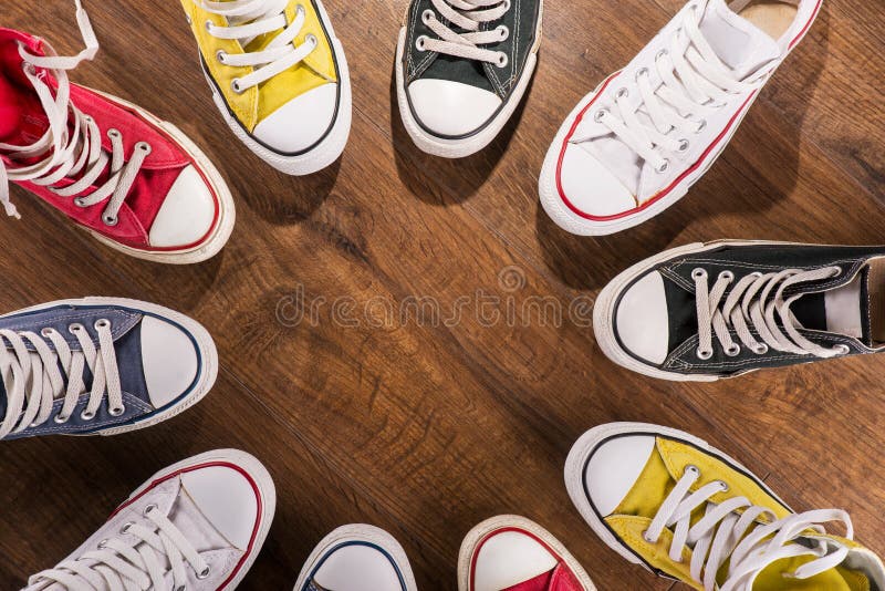 Multicolored de jeugdgymschoenen op vloer stock foto Multicolored de jeugdgymschoenen op vloer stock foto