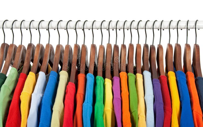 Multicolored kleren op houten hangers