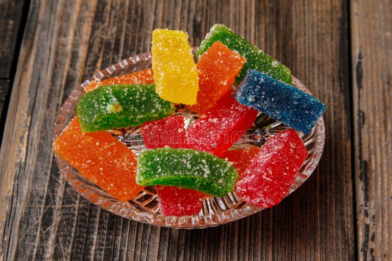 Multicolored kleverig die suikergoed met suiker met een laag wordt bedekt royalty-vrije stock foto's Multicolored kleverig die suikergoed met suiker met een laag wordt bedekt royalty-vrije stock foto's