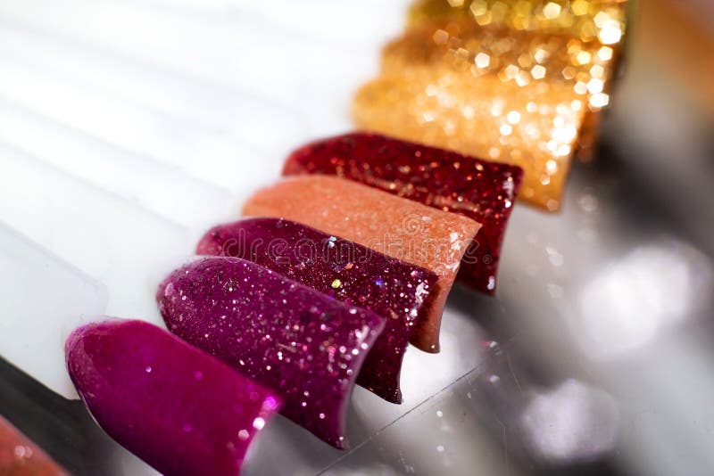Multicolored nagellak op kunstmatige plastic spijkers royalty-vrije stock fotografie Multicolored nagellak op kunstmatige plastic spijkers royalty-vrije stock fotografie