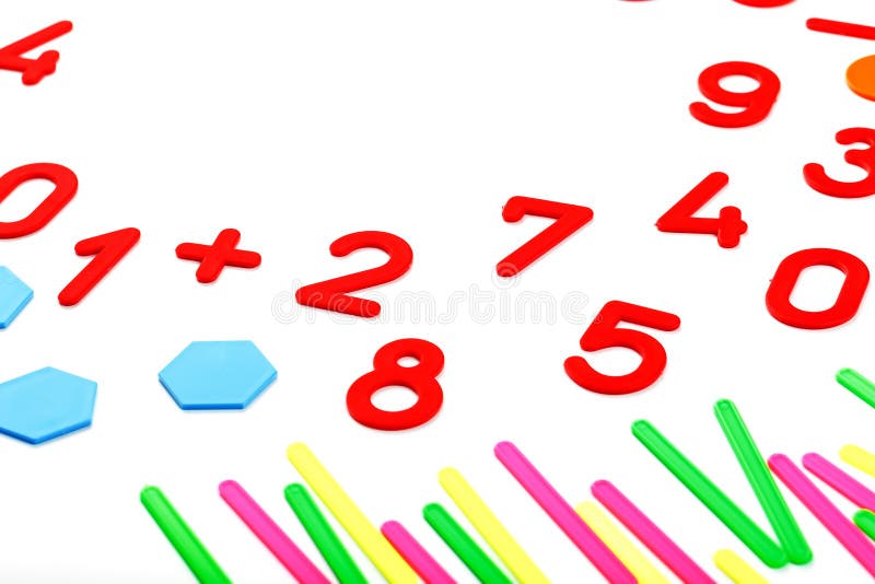 Các con số và hình dạng nhựa màu sắc trên nền trắng sẽ giúp các bé khám phá cách sắp xếp số, tính toán và nhận biết hình dạng. Hãy tạo cảm hứng cho các em bằng những bộ số và hình dạng này.