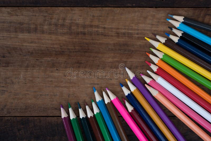 Multicolored potlood op een houten lijst stock fotografie Multicolored potlood op een houten lijst stock fotografie