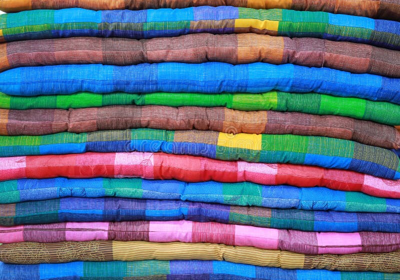 Multicolored stapel zetelkussens stock foto's Multicolored stapel zetelkussens stock foto's