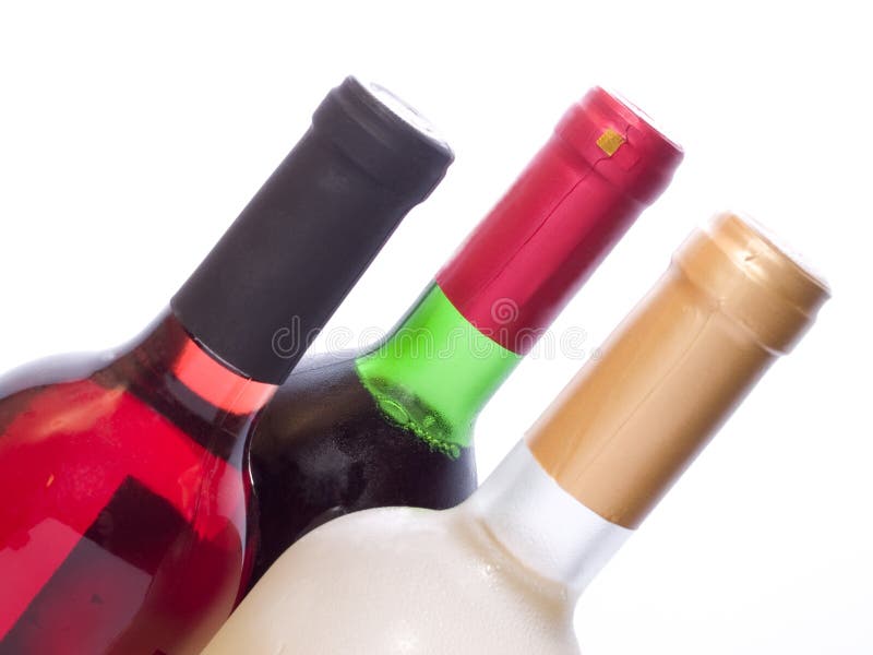 Multicolored wijnflessen die op wit worden geïsoleerda