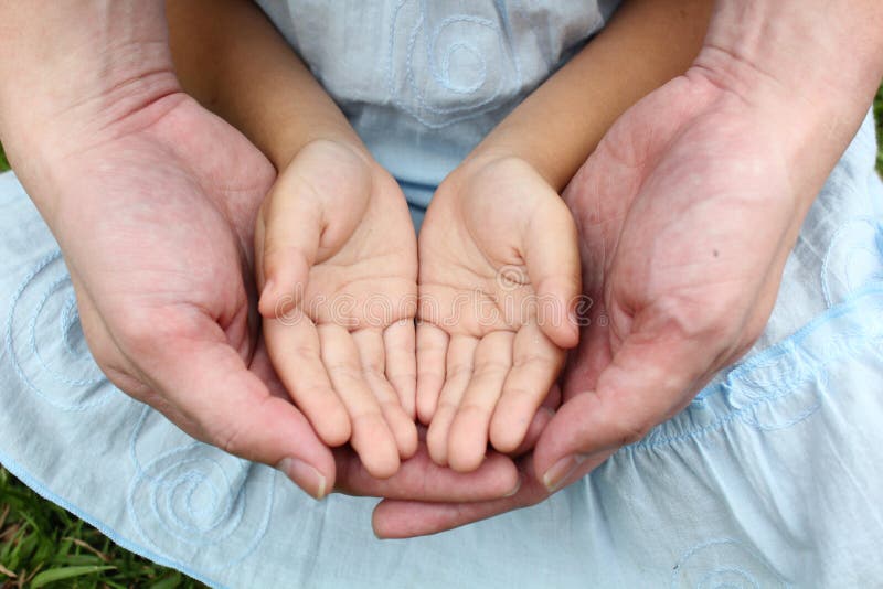 Handed family. Ладошки дети. Ладошки взрослого и ребенка. Ладони взрослого и ребенка. Ребенок на руках.