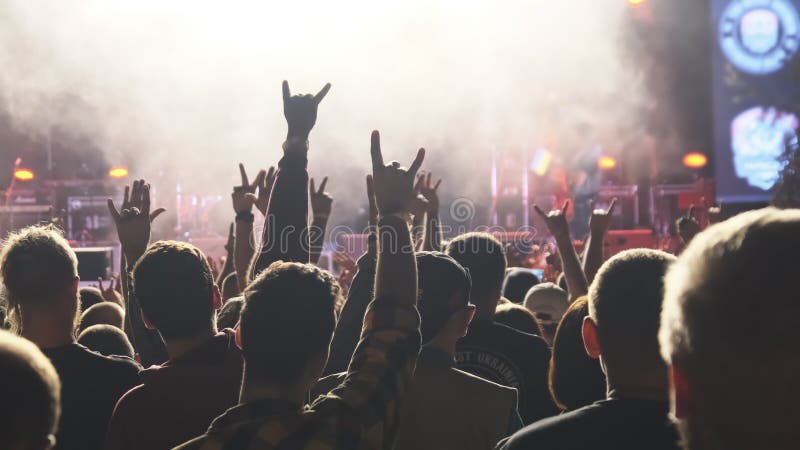 Multidão de concerto de mão de fã clube de música usando o celular, tendo  registro de vídeo ou transmissão ao vivo