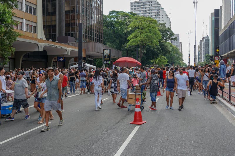 Multidões Andando Em Frente a Um Ataque Auspicioso De Personagens Sanrio  Como Hello Kitty Foto Editorial - Imagem de sucesso, estrelas: 198598031