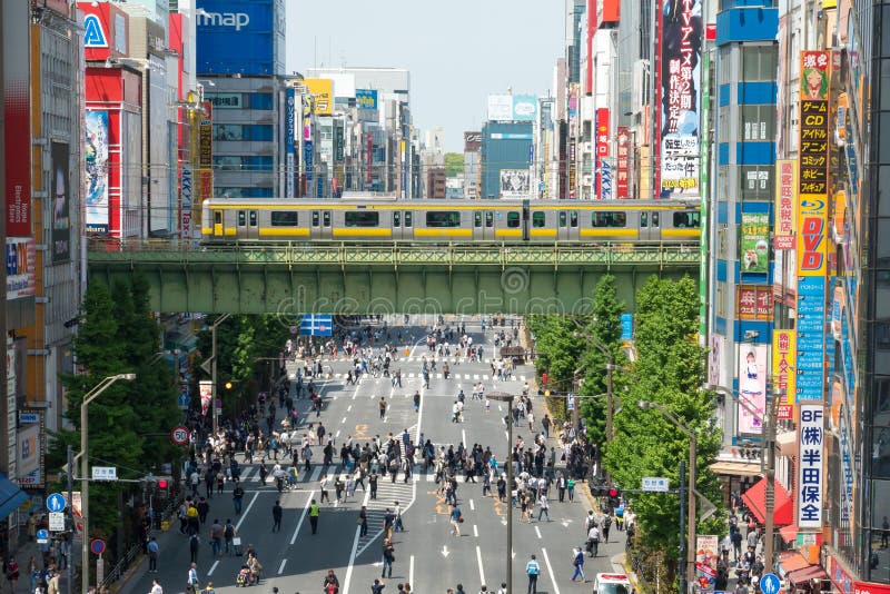 Multid?o de povo japon?s e o turista que anda e que compra com tr?fego de carro no T?quio Jap?o do distrito de Akihabara imagens de stock Multid?o de povo japon?s e o turista que anda e que compra com tr?fego de carro no T?quio Jap?o do distrito de Akihabara imagens de stock