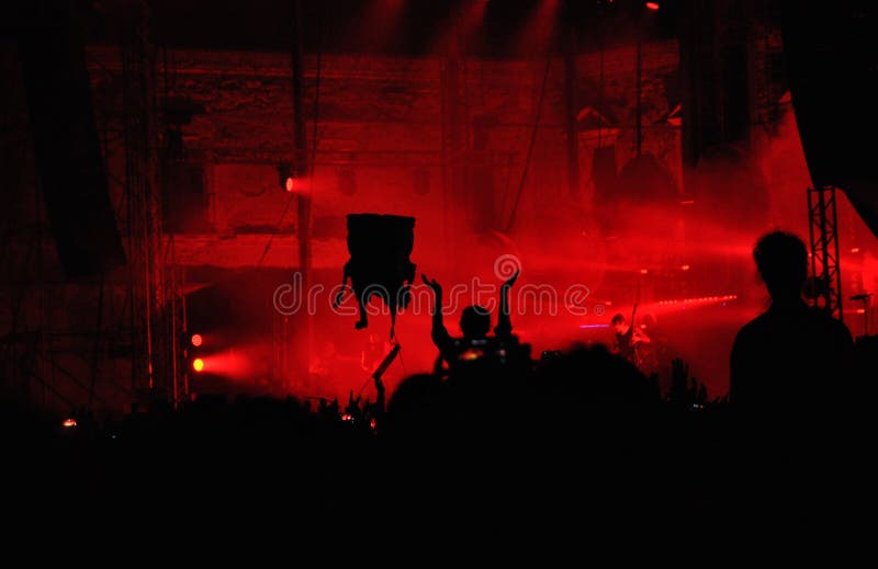 Multidão de povos em um concerto vivo imagem de stock royalty free Multidão de povos em um concerto vivo imagem de stock royalty free