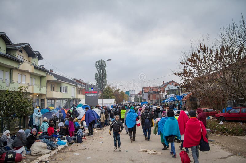 Multidão de refugiados que esperam para registrar e entrar na Sérvia na beira com Macedônia na rota de Balcãs, durante a crise do fotos de stock royalty free Multidão de refugiados que esperam para registrar e entrar na Sérvia na beira com Macedônia na rota de Balcãs, durante a crise do fotos de stock royalty free