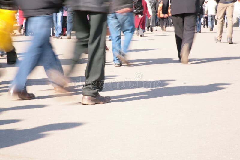 Multidão em movimento. Desfoque de movimento imagens de stock