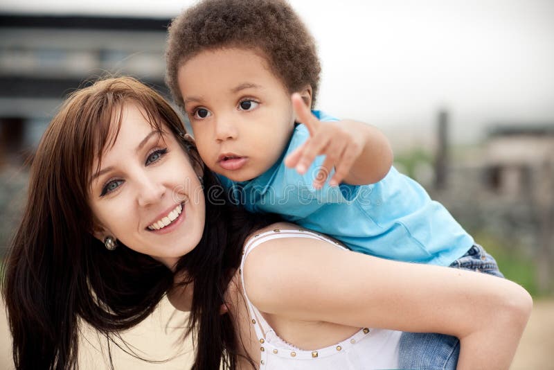 Multiethnische Familie, die sich zusammen im Freien entspannt lizenzfreies stockfoto Multiethnische Familie, die sich zusammen im Freien entspannt lizenzfreies stockfoto