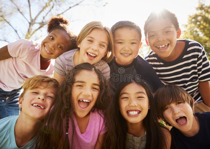 Multiethnische Gruppe Schulkinder auf Schülertransport, lächelnd lizenzfreie stockfotografie