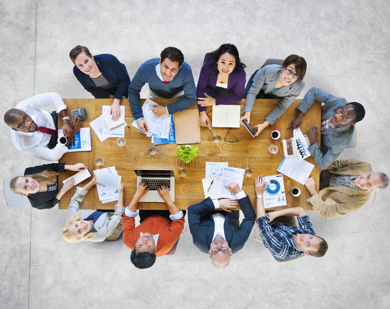 Multiethnische Gruppe von Personen in einer Sitzung, die oben schaut
