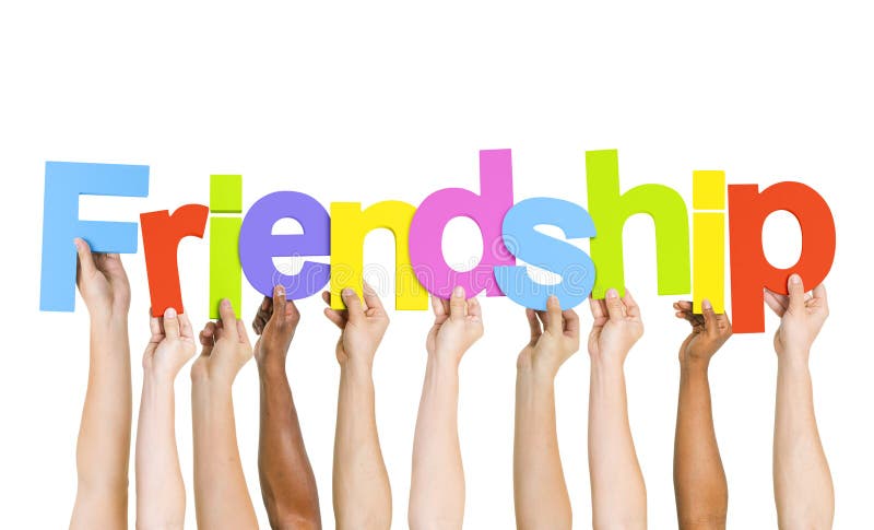 Multiethnische Leute, welche die Wort-Freundschaft halten