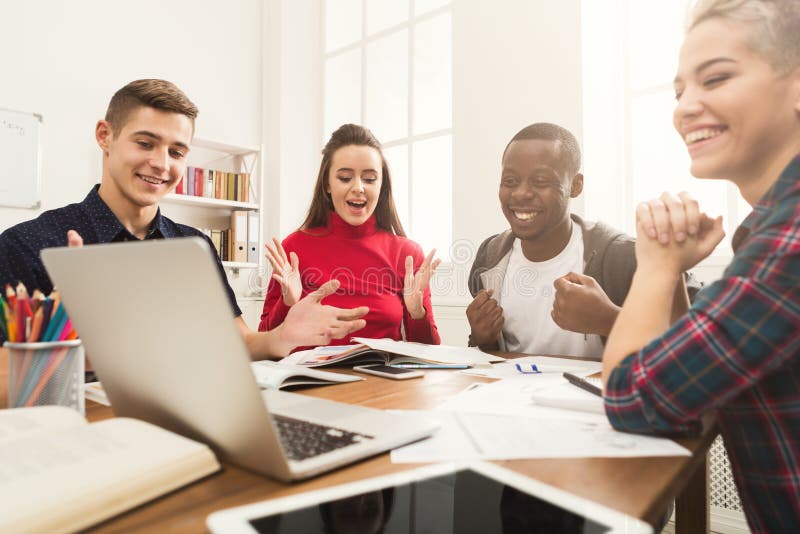 Multiethnische Mitschüler, die sich zusammen für Prüfung vorbereiten lizenzfreies stockfoto Multiethnische Mitschüler, die sich zusammen für Prüfung vorbereiten lizenzfreies stockfoto