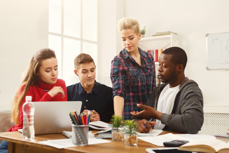 Multiethnische Mitschüler, die sich zusammen für Prüfungen vorbereiten lizenzfreies stockbild Multiethnische Mitschüler, die sich zusammen für Prüfungen vorbereiten lizenzfreies stockbild