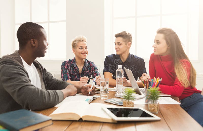Multiethnische Mitschüler, die sich zusammen für Prüfungen vorbereiten stockfoto Multiethnische Mitschüler, die sich zusammen für Prüfungen vorbereiten stockfoto