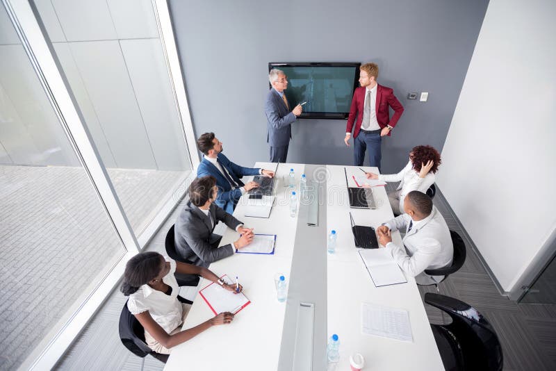 Mångkulturell företagsmöte med anställda arkivfoto