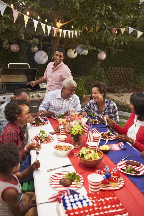 Multigeneratie zwarte familie bij 4 Juli-verticale barbecue, stock afbeeldingen Multigeneratie zwarte familie bij 4 Juli-verticale barbecue, stock afbeeldingen