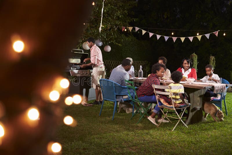 Multigeneratie zwarte familie die van een barbecuediner genieten royalty-vrije stock afbeeldingen Multigeneratie zwarte familie die van een barbecuediner genieten royalty-vrije stock afbeeldingen