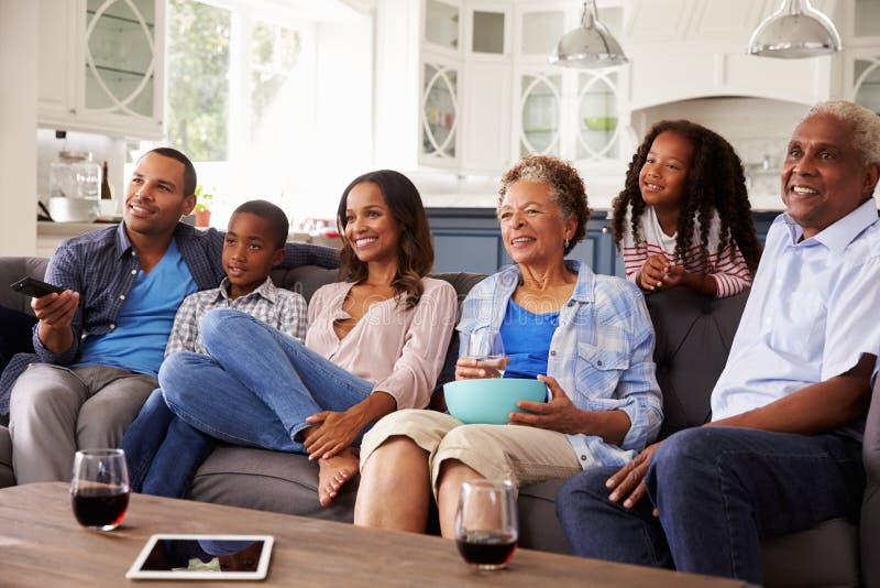Multigeneratie zwarte familie het letten op film op TV samen