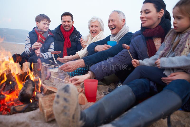 Multigeneratiefamilie die Barbecue op de Winterstrand hebben stock fotografie Multigeneratiefamilie die Barbecue op de Winterstrand hebben stock fotografie