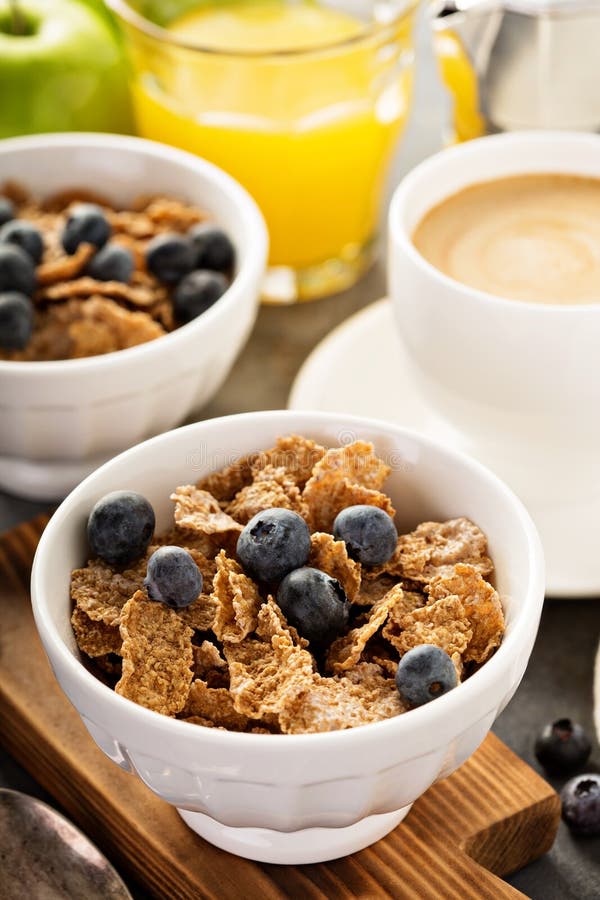 Multigrain zdrowi zboża z świeżą czarną jagodą obrazy stock Multigrain zdrowi zboża z świeżą czarną jagodą obrazy stock