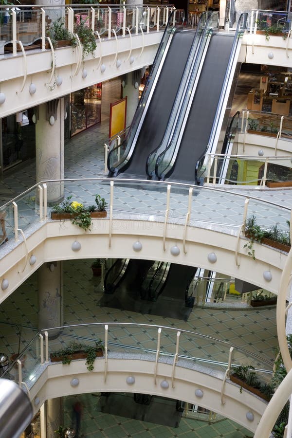 Interiores de más nivel centro comercial.