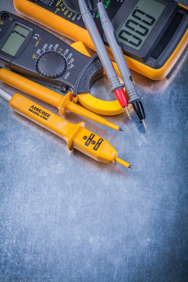 Multimeter för tester för Digital amperemeter elektrisk på metallisk backgro royaltyfria bilder Multimeter för tester för Digital amperemeter elektrisk på metallisk backgro royaltyfria bilder